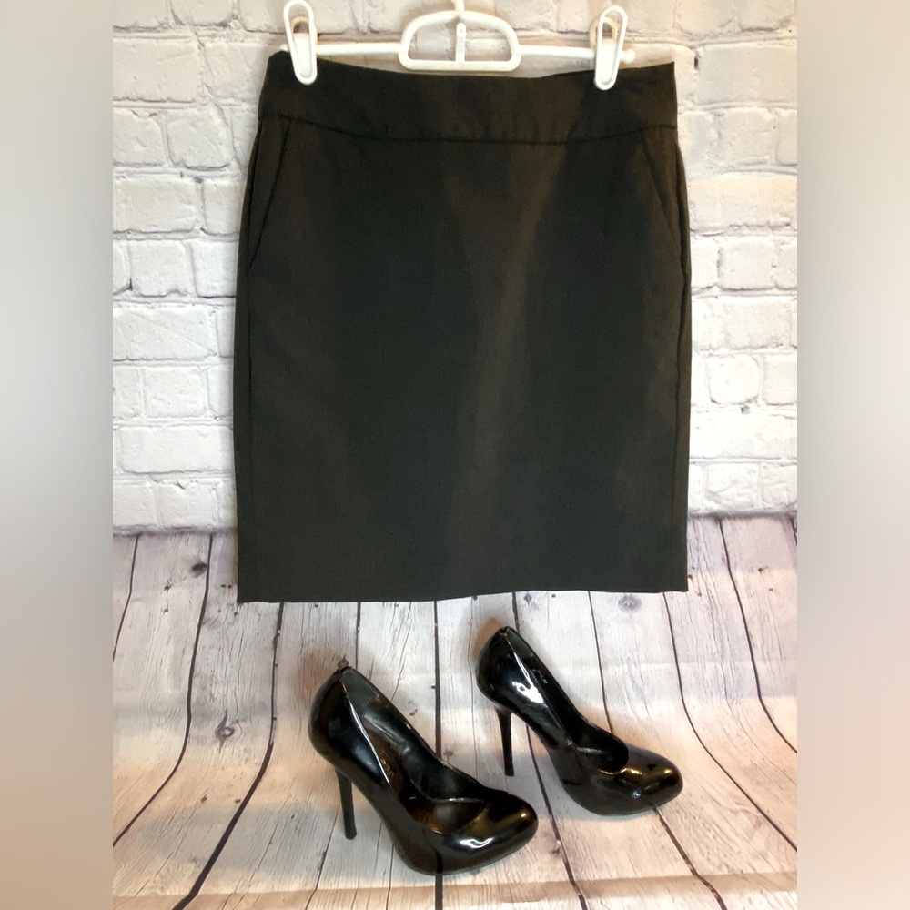 0P Black Dress Skirt. Mid-Length.